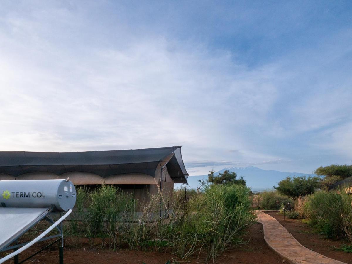 Отель Tulia Amboseli Safari Camp Экстерьер фото